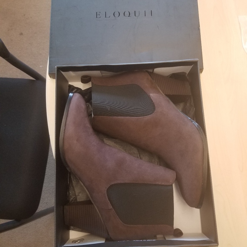 NWOT Brown suede ankle boots